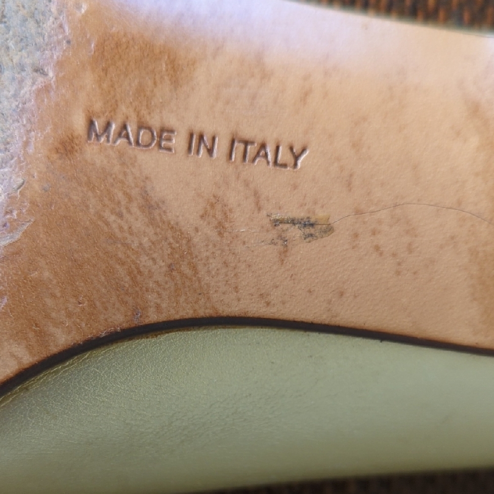 Salvatore Ferragamo Light Cream Leather Bow Pumps with Gold Plaque - Picture 8 of 11